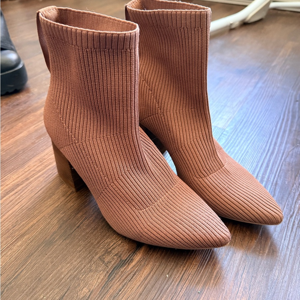 Elegant Tan Knit Ankle Boots